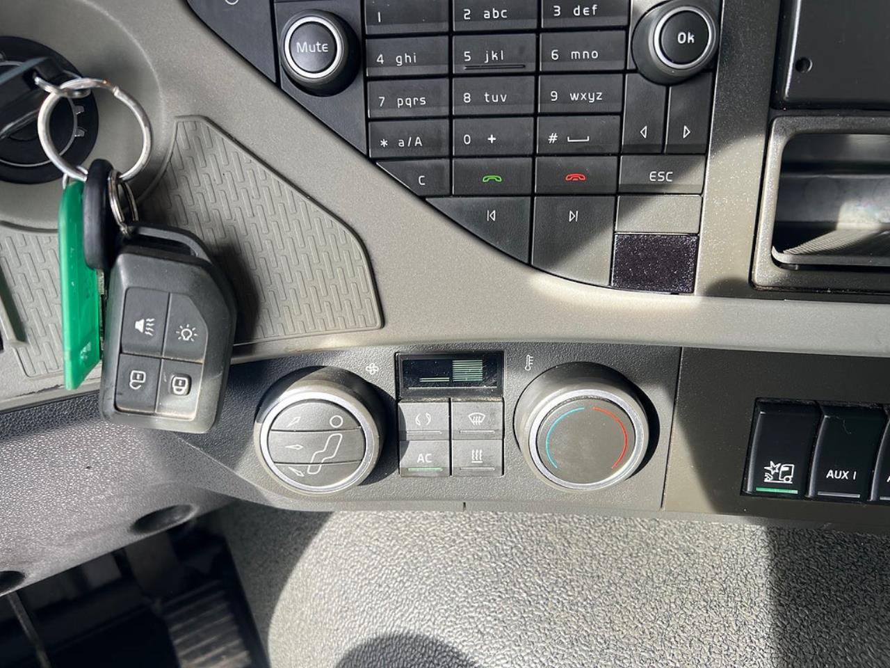 Volvo FM 330 4x2 Kylbil / Frysbil 2 Zons, Korridorbil 2020 - &Ouml;vrigt