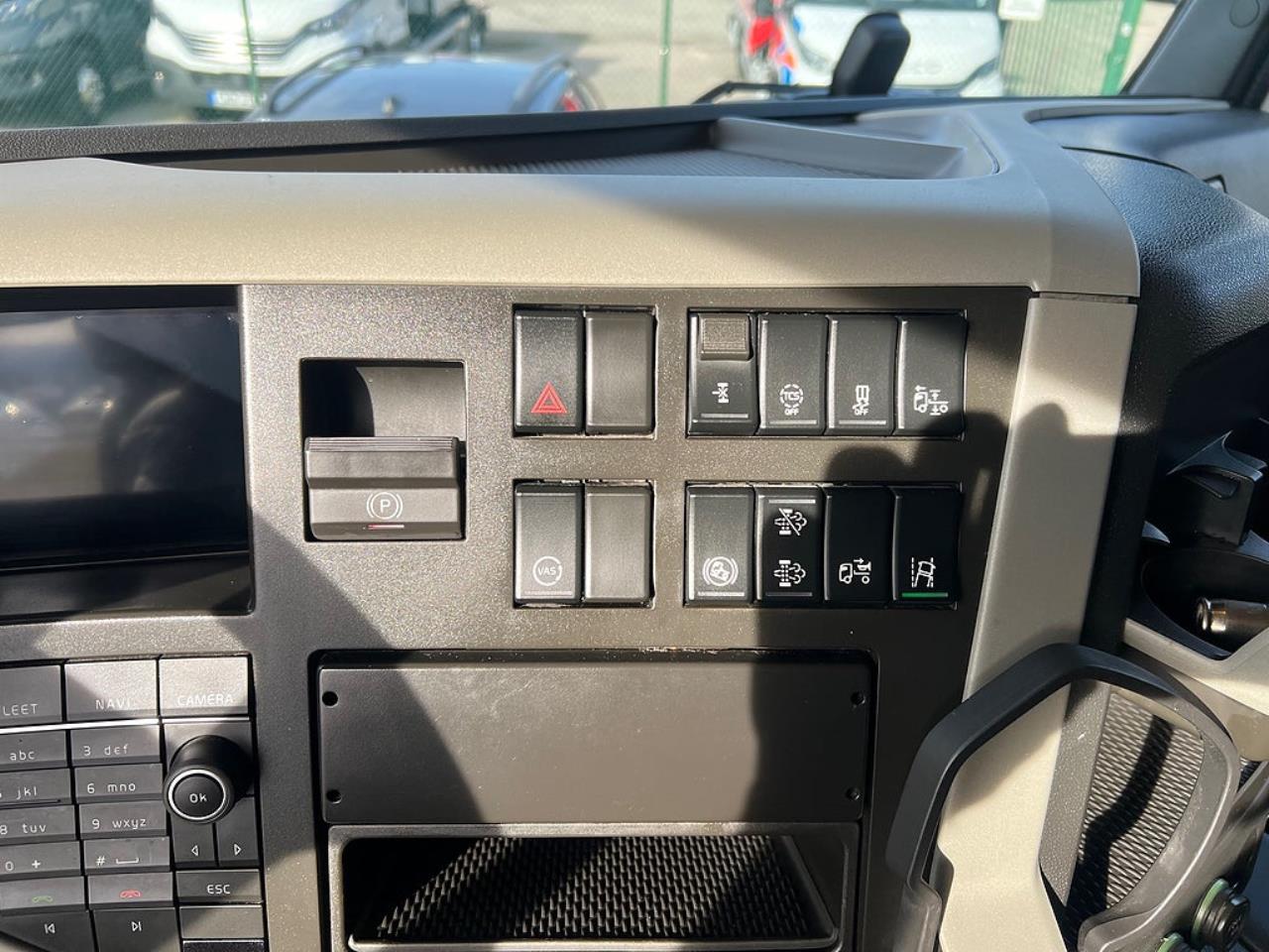 Volvo FM 330 4x2 Kylbil / Frysbil 2 Zons, Korridorbil 2020 - &Ouml;vrigt