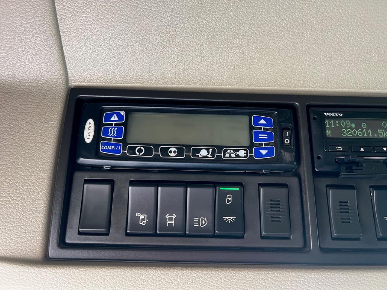 Volvo FM 330 4x2 Kylbil / Frysbil 2 Zons, Korridorbil 2020 - &Ouml;vrigt