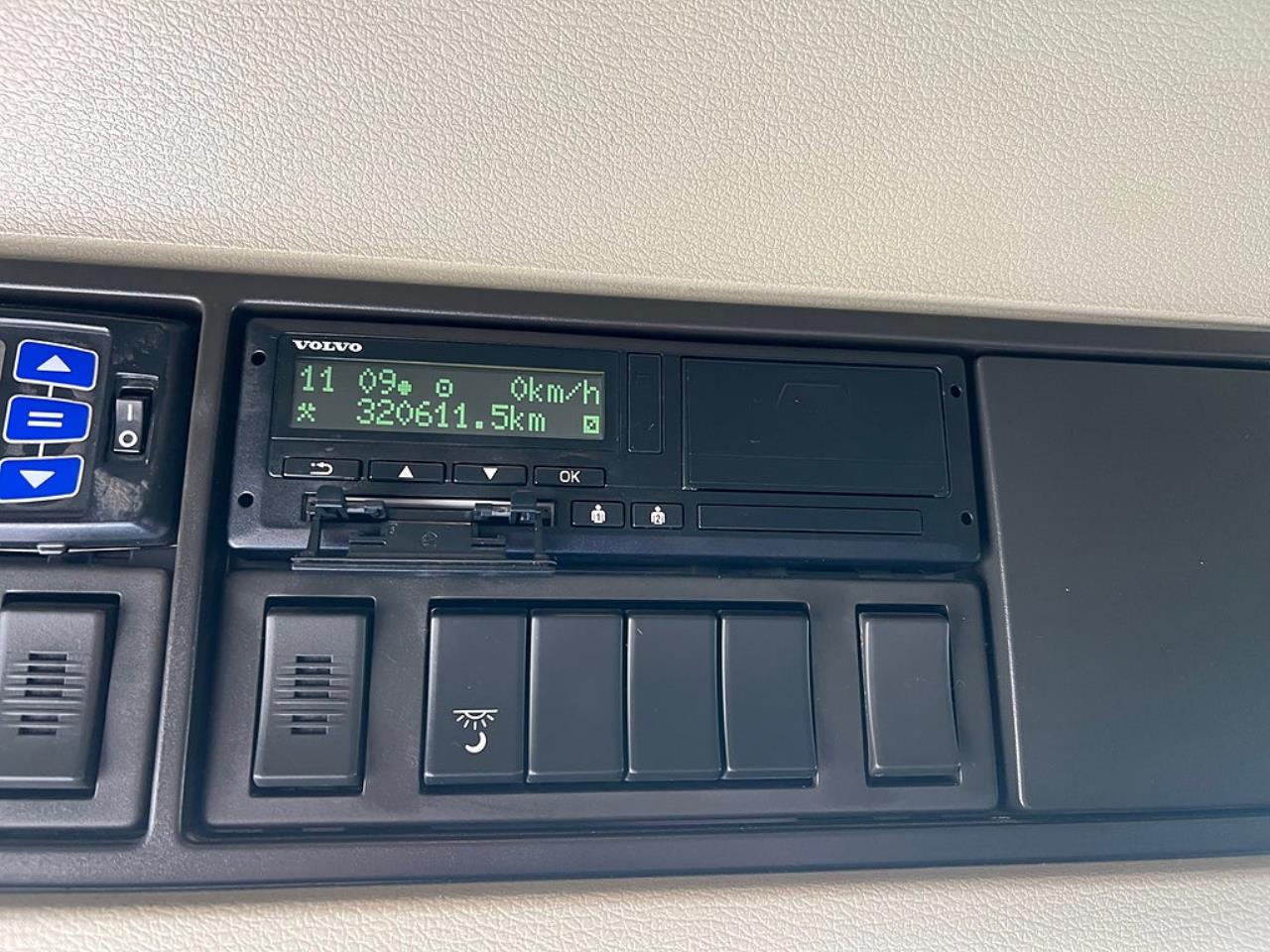 Volvo FM 330 4x2 Kylbil / Frysbil 2 Zons, Korridorbil 2020 - &Ouml;vrigt