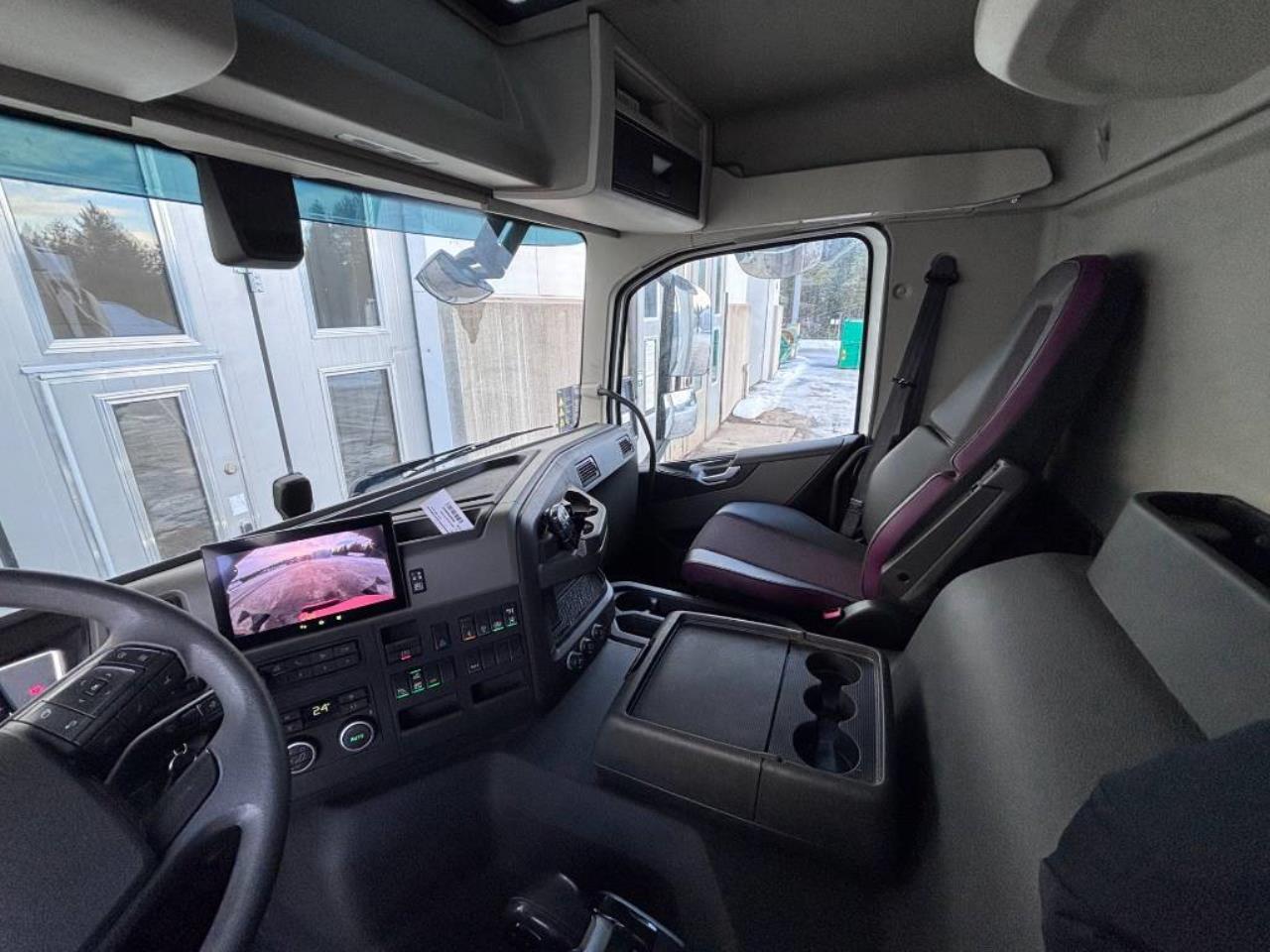 Volvo FM 330 2024 - Sk&aring;p