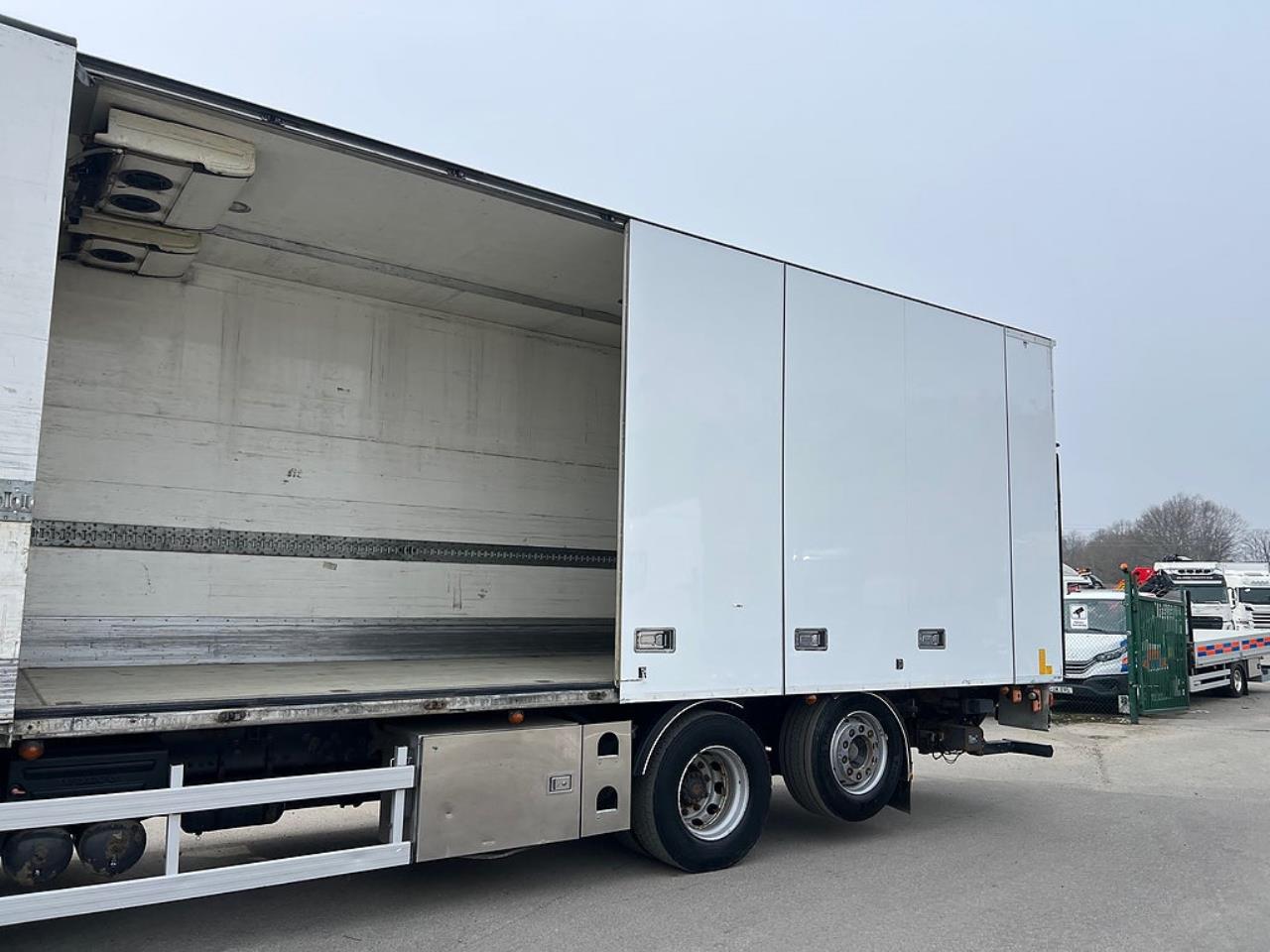 Volvo FM 410 6x2 Kyl / Frysbil, 2-Zons Korridorbil 2013 - Sk&aring;p isolerat