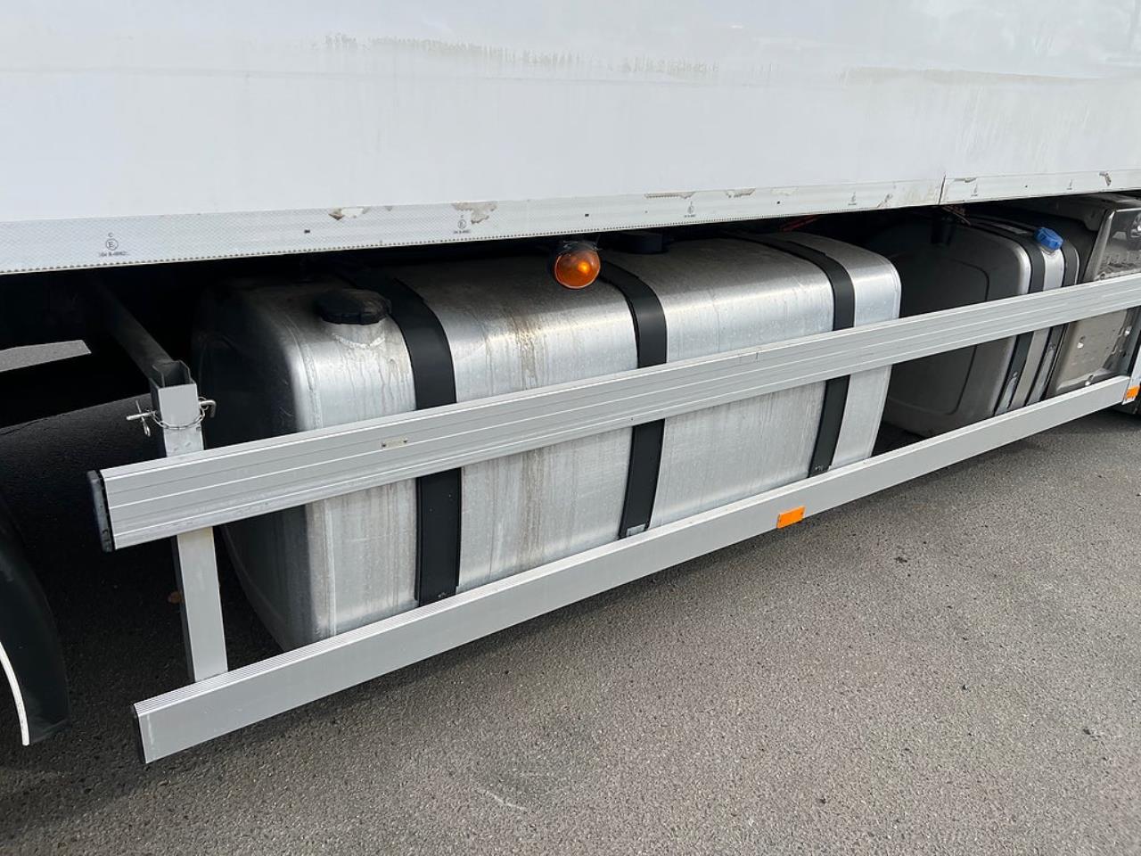 Volvo FM 410 6x2 Kyl / Frysbil, 2-Zons Korridorbil 2013 - Sk&aring;p isolerat