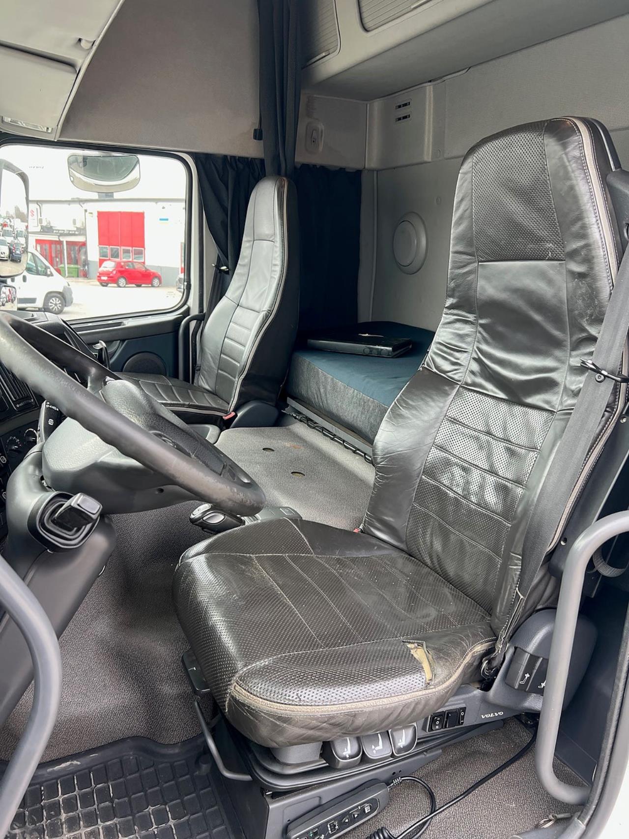 Volvo FM 410 6x2 Kyl / Frysbil, 2-Zons Korridorbil 2013 - Sk&aring;p isolerat