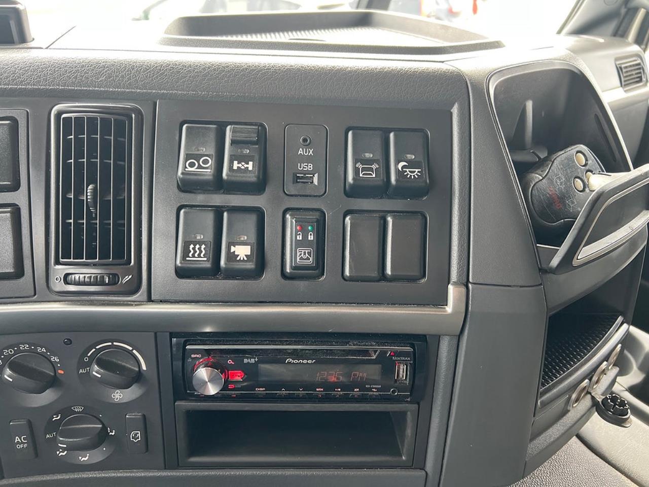 Volvo FM 410 6x2 Kyl / Frysbil, 2-Zons Korridorbil 2013 - Sk&aring;p isolerat