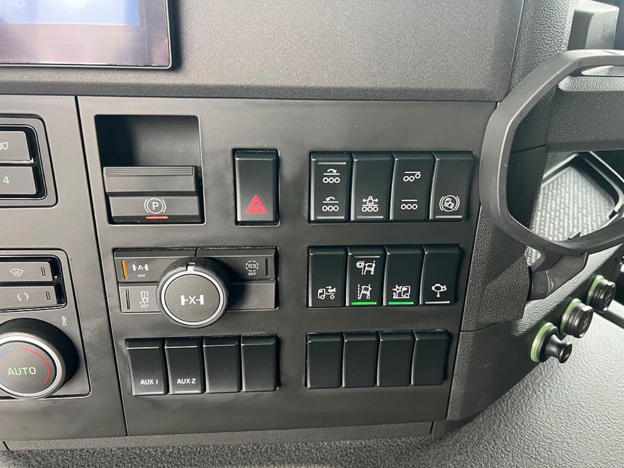 Volvo FMX 500 8x4*4 Tridem Kranv&auml;xlare Euro 6 2022 - Kran