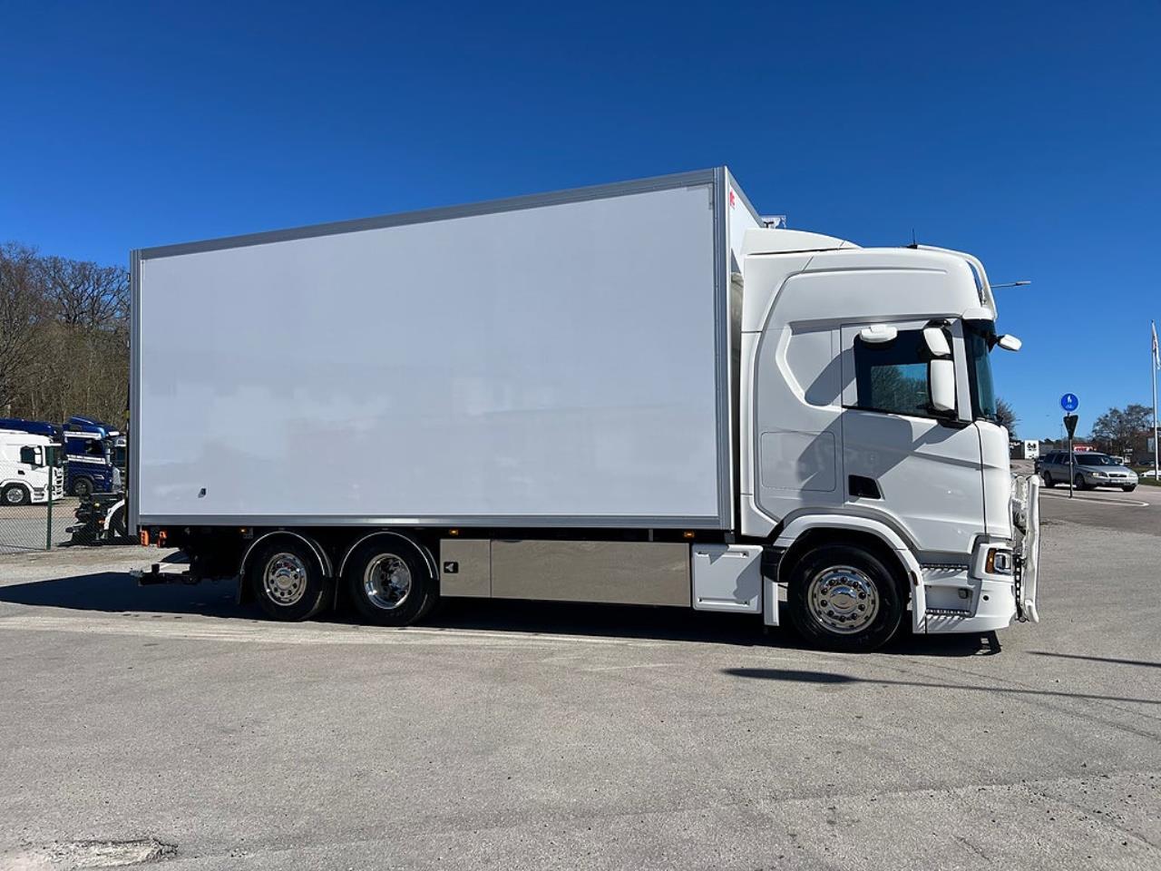 Scania R560 6x2*4 Sk&aring;pbil, &Ouml;ppningsbarsida PLS Sk&aring;p 2026 - Sk&aring;p