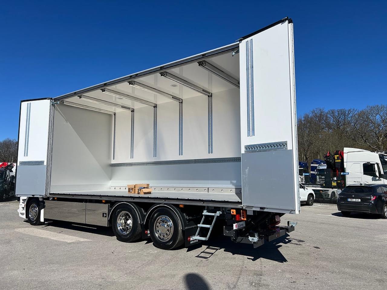 Scania R560 6x2*4 Sk&aring;pbil, &Ouml;ppningsbarsida PLS Sk&aring;p 2026 - Sk&aring;p