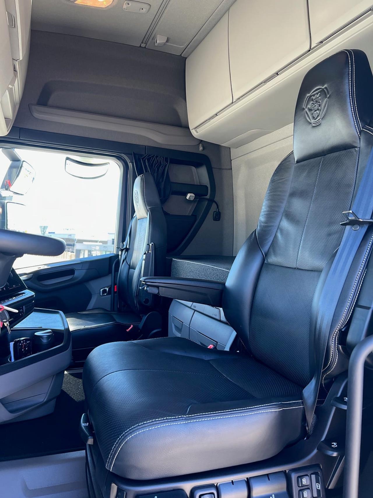 Scania R560 6x2*4 Sk&aring;pbil, &Ouml;ppningsbarsida PLS Sk&aring;p 2026 - Sk&aring;p