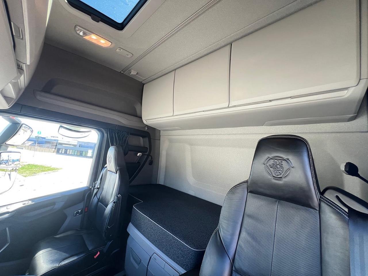 Scania R560 6x2*4 Sk&aring;pbil, &Ouml;ppningsbarsida PLS Sk&aring;p 2026 - Sk&aring;p