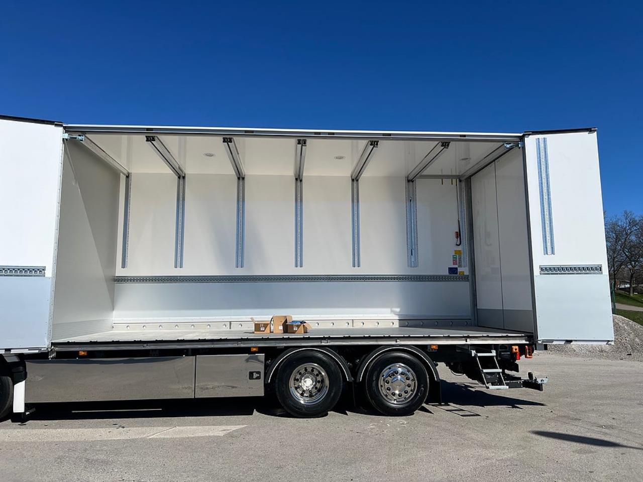 Scania R560 6x2*4 Sk&aring;pbil, &Ouml;ppningsbarsida PLS Sk&aring;p 2026 - Sk&aring;p