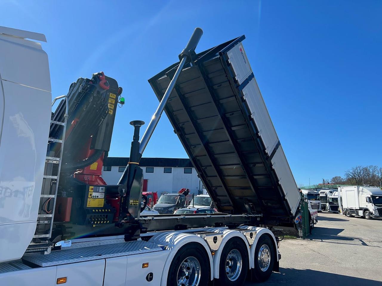 &Ouml;vriga Nytt Kranflak med Tipp & Palfinger 22002 Kran 2026 - &Ouml;vrigt