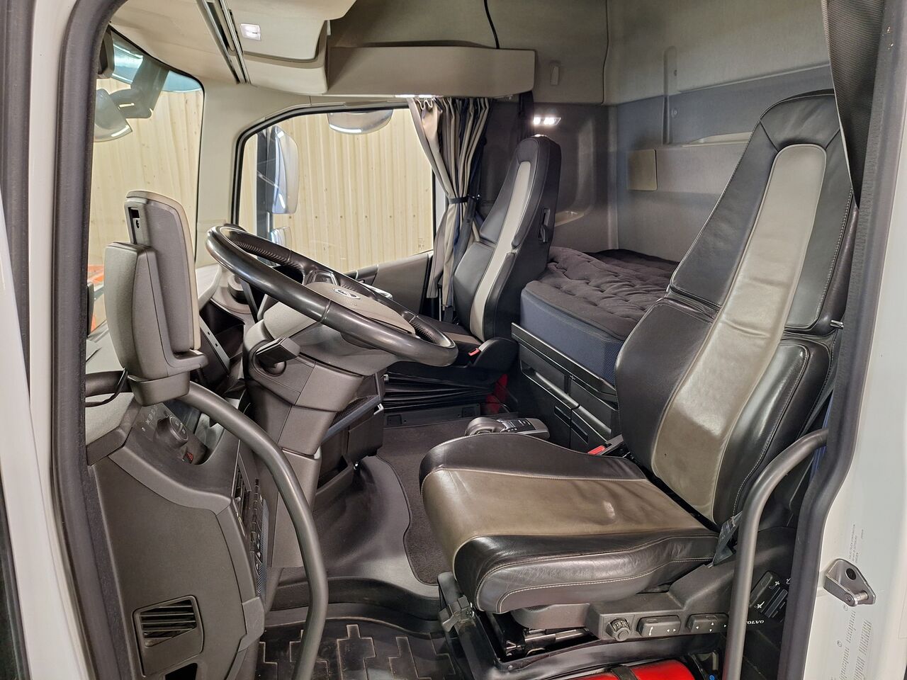 Volvo FH 6x2 Sk&aring;p 2023 - Sk&aring;p