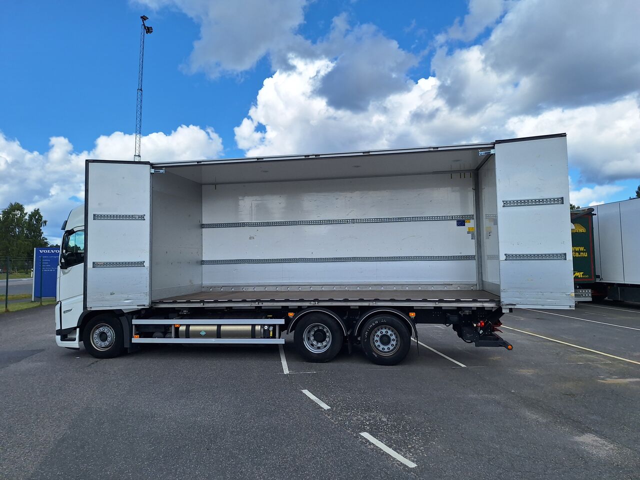 Volvo FH 6x2 LNG Containerrede 2022 - V&auml;xelflak