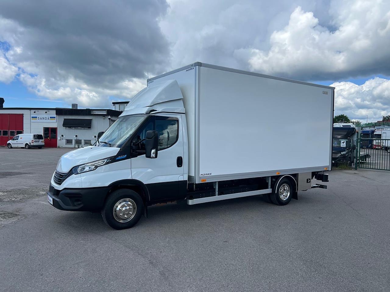 Iveco Daily 72C14E AirPro Sk&aring;pbil med Z-Lift, ELBIL 2025 - Sk&aring;p