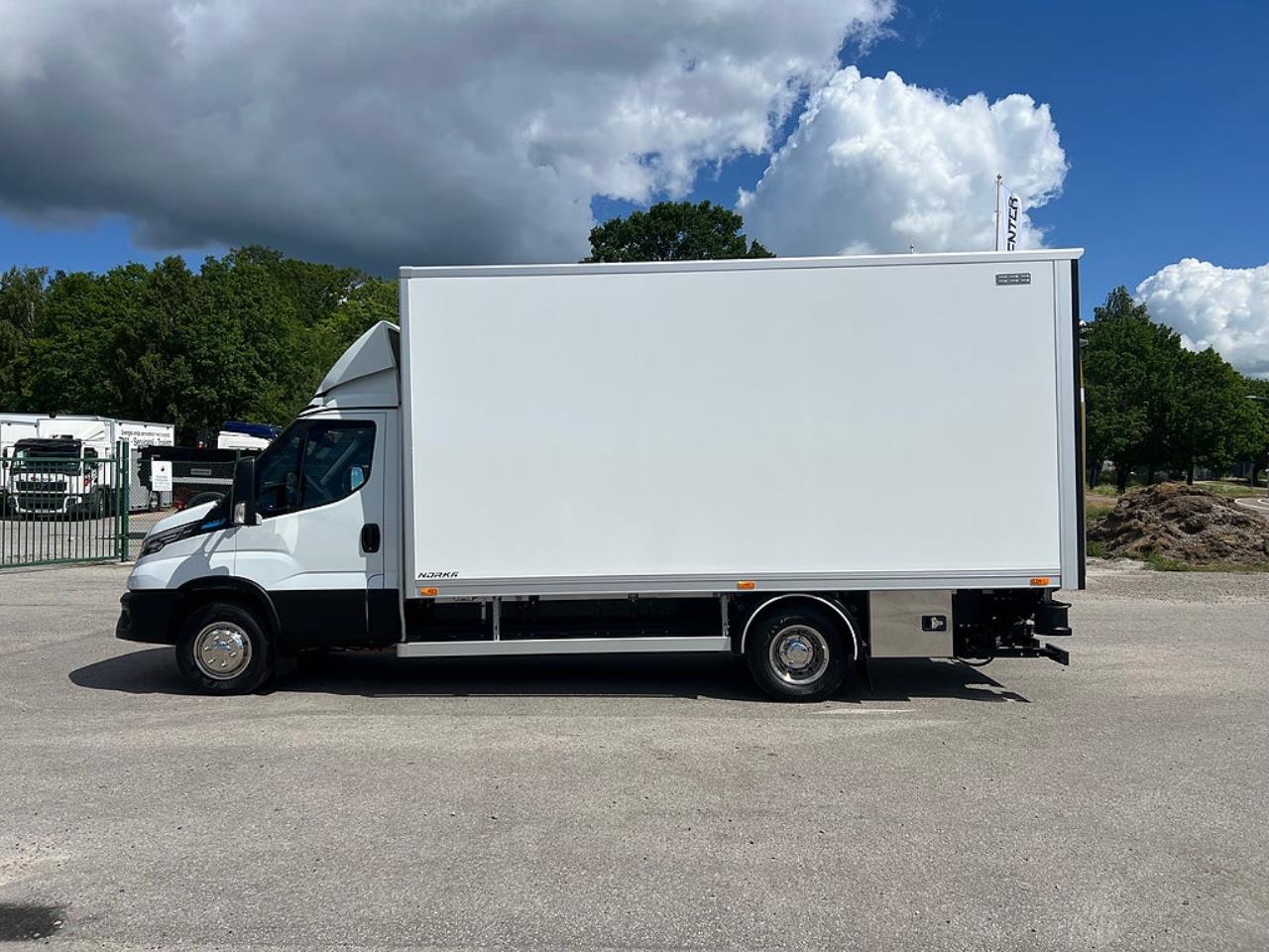 Iveco Daily 72C14E AirPro Sk&aring;pbil med Z-Lift, ELBIL 2025 - Sk&aring;p