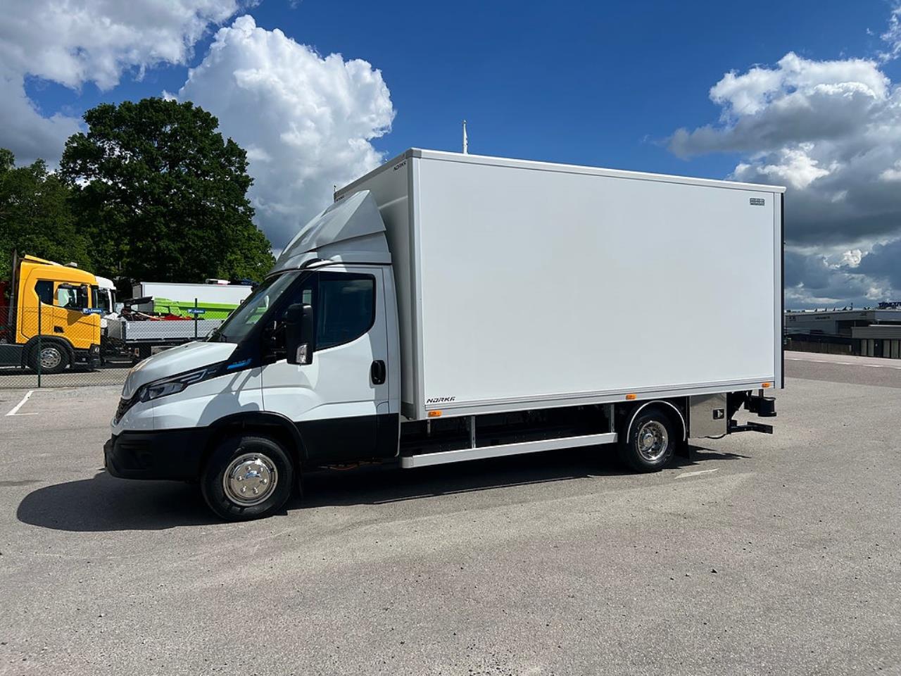 Iveco Daily 72C14E AirPro Sk&aring;pbil med Z-Lift, ELBIL 2025 - Sk&aring;p