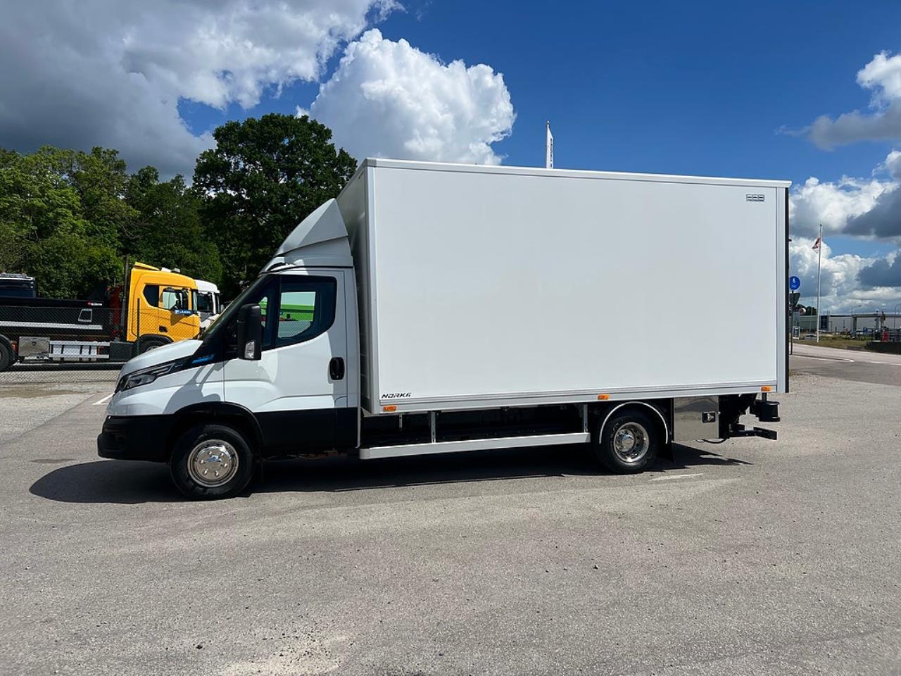 Iveco Daily 72C14E AirPro Sk&aring;pbil med Z-Lift, ELBIL 2025 - Sk&aring;p