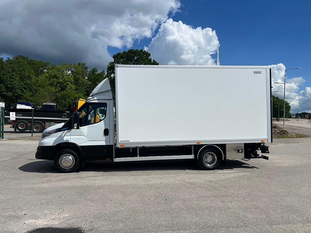 Iveco Daily 72C14E AirPro Sk&aring;pbil med Z-Lift, ELBIL 2025 - Sk&aring;p