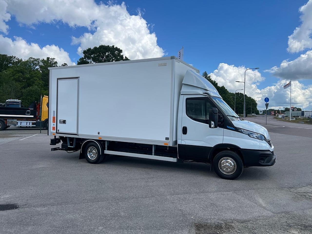 Iveco Daily 72C14E AirPro Sk&aring;pbil med Z-Lift, ELBIL 2025 - Sk&aring;p
