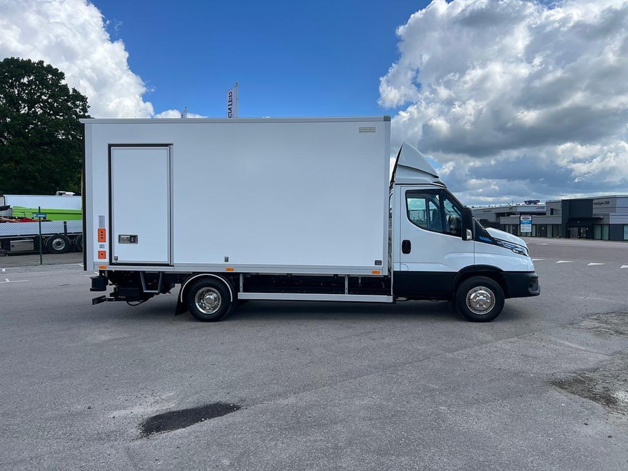 Iveco Daily 72C14E AirPro Sk&aring;pbil med Z-Lift, ELBIL 2025 - Sk&aring;p