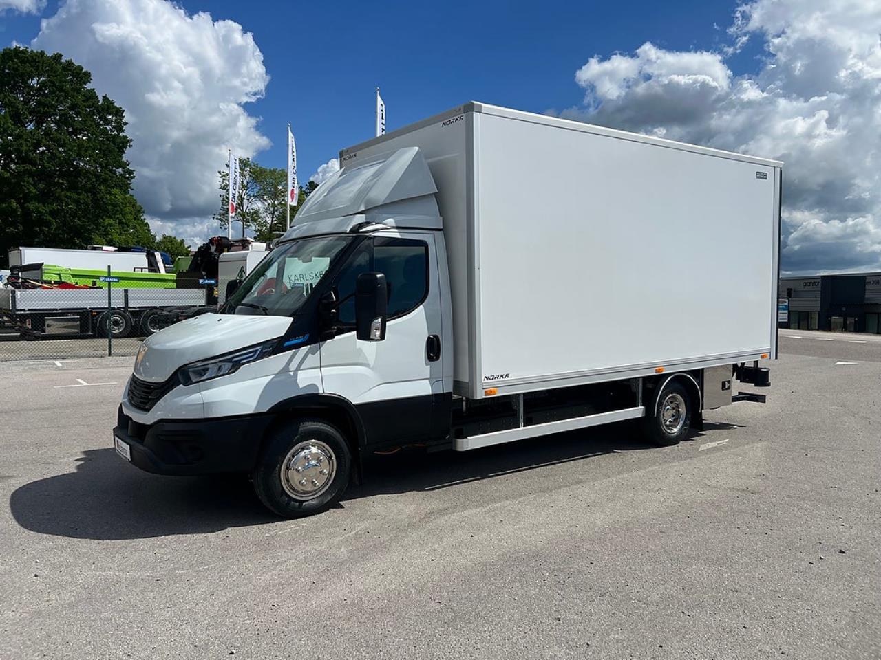 Iveco Daily 72C14E AirPro Sk&aring;pbil med Z-Lift, ELBIL 2025 - Sk&aring;p