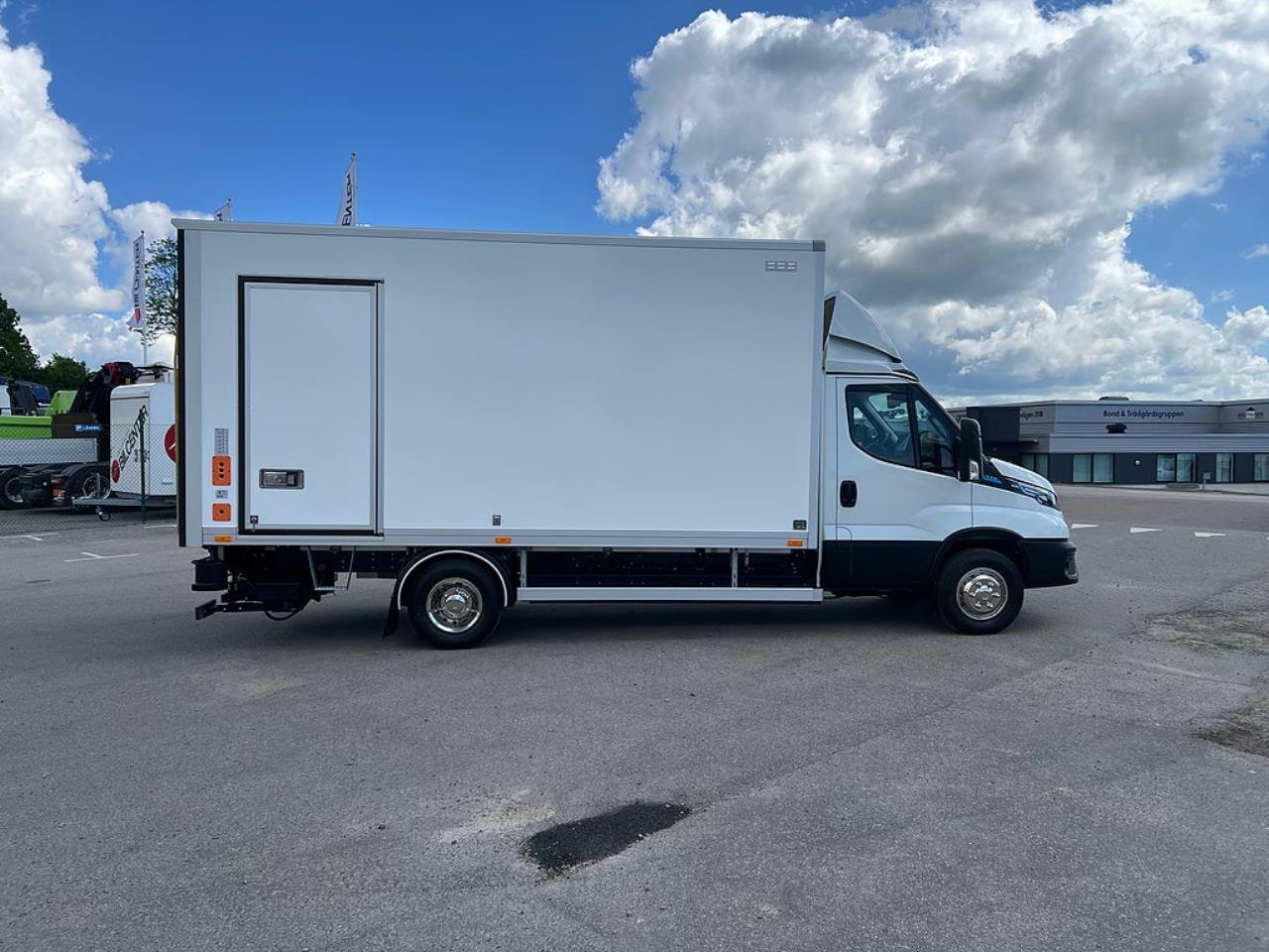 Iveco Daily 72C14E AirPro Sk&aring;pbil med Z-Lift, ELBIL 2025 - Sk&aring;p