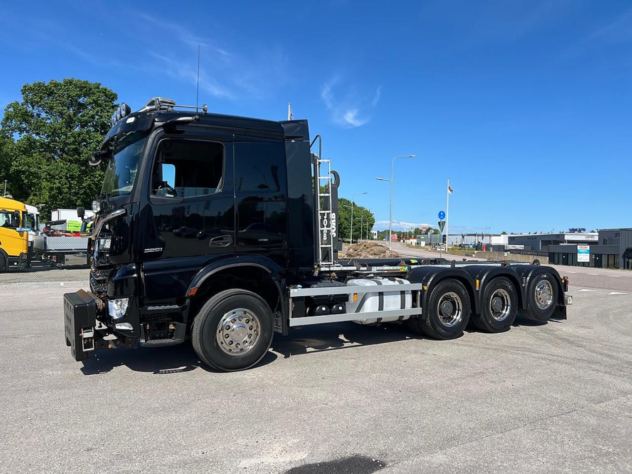 Mercedes-Benz Arocs 3251 Tridem Lastv&auml;xlare, Fullt Plogutrustad 2023 - Krok/Lastv&auml;xlare