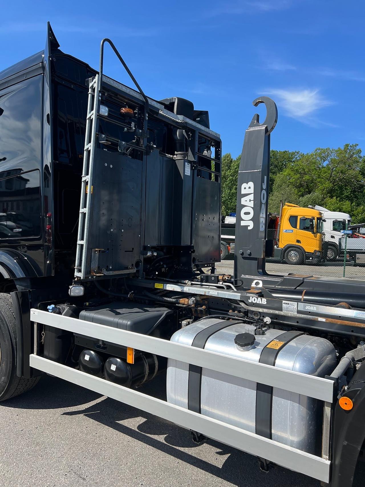 Mercedes-Benz Arocs 3251 Tridem Lastv&auml;xlare, Fullt Plogutrustad 2023 - Krok/Lastv&auml;xlare