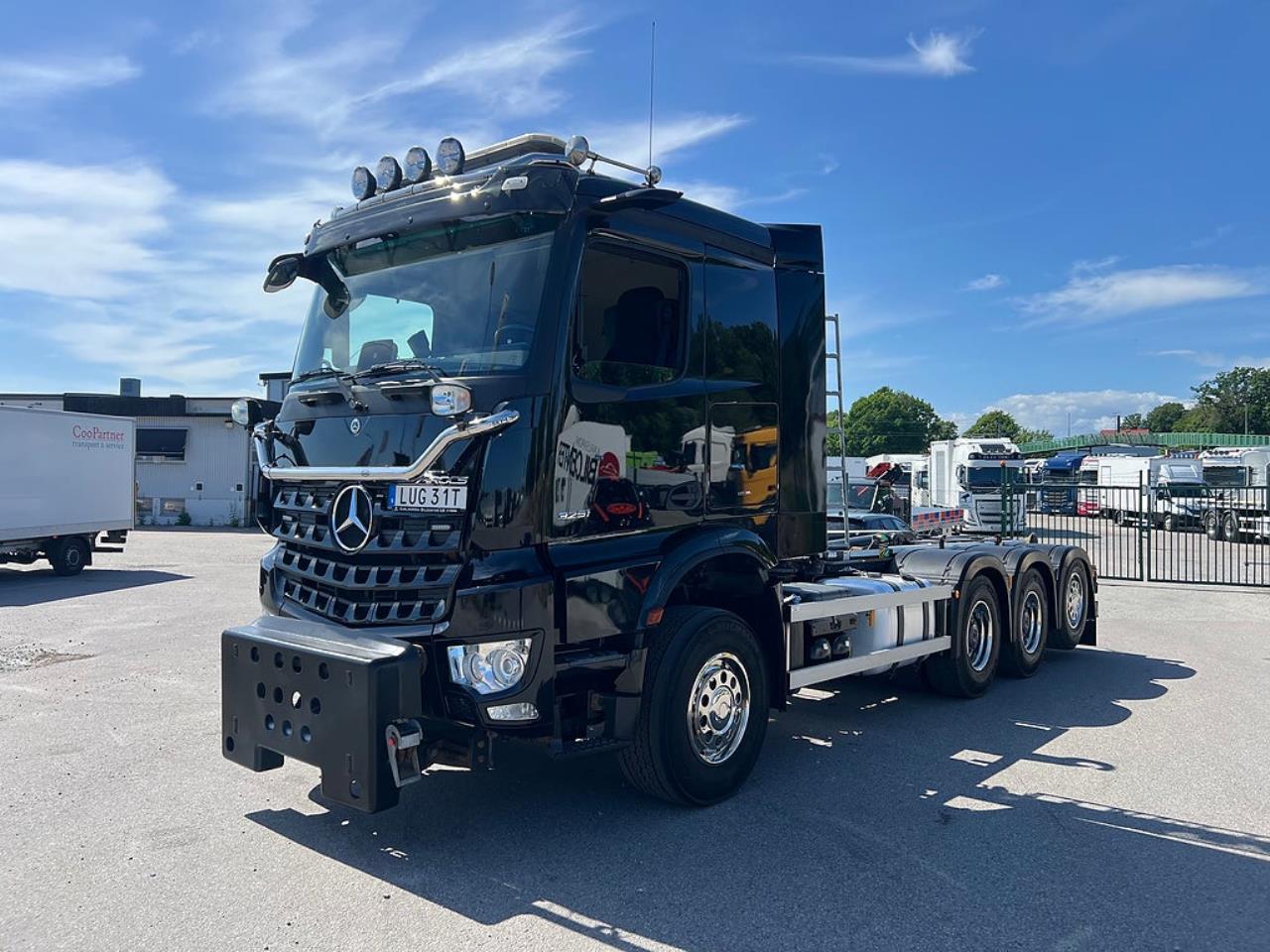 Mercedes-Benz Arocs 3251 Tridem Lastv&auml;xlare, Fullt Plogutrustad 2023 - Krok/Lastv&auml;xlare