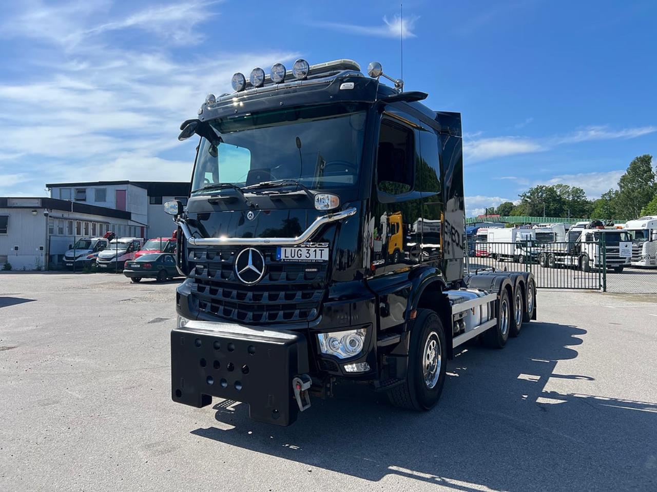 Mercedes-Benz Arocs 3251 Tridem Lastv&auml;xlare, Fullt Plogutrustad 2023 - Krok/Lastv&auml;xlare