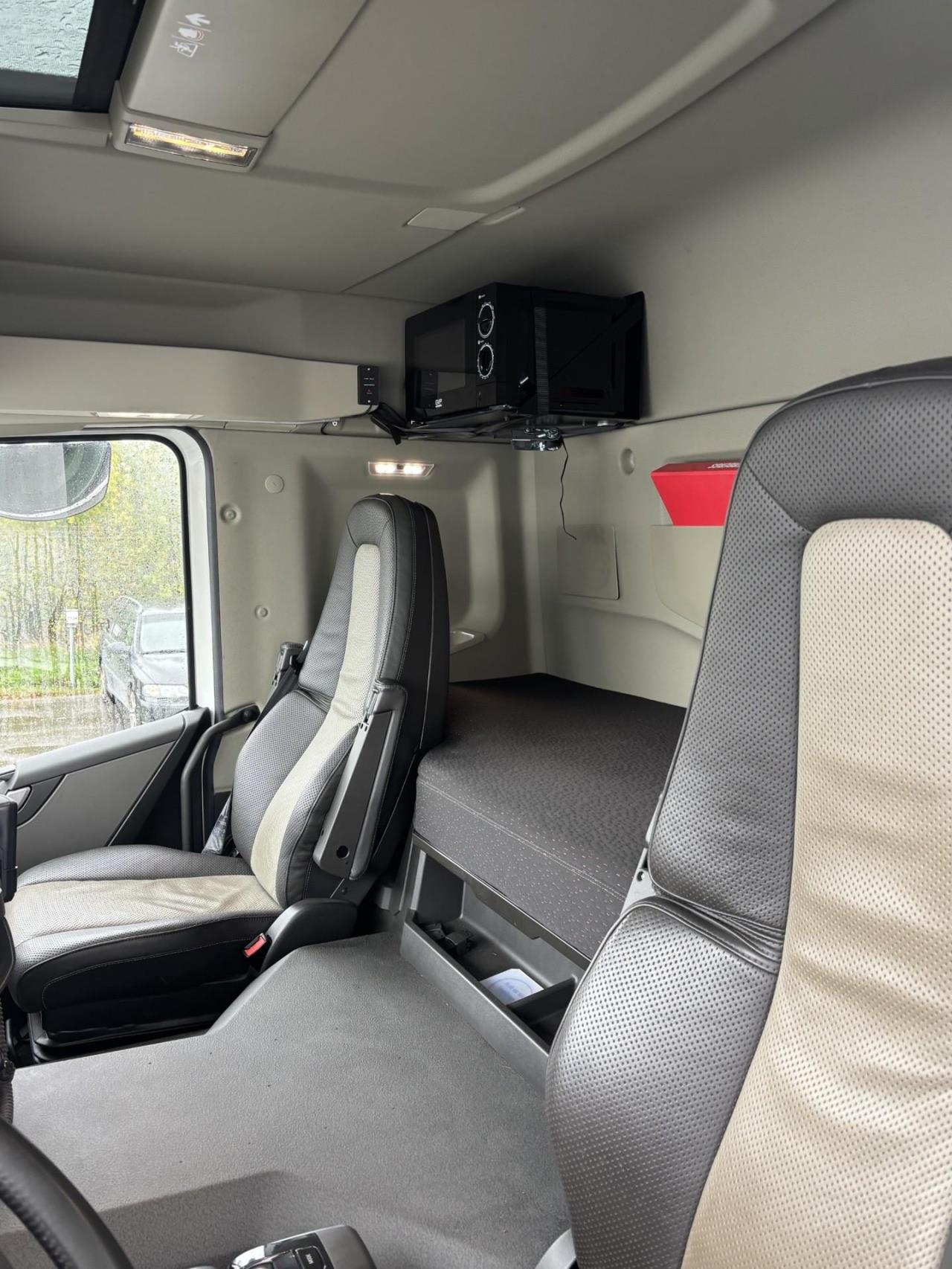 Volvo FME 6x2 flakbil med kran 2024 - Kran