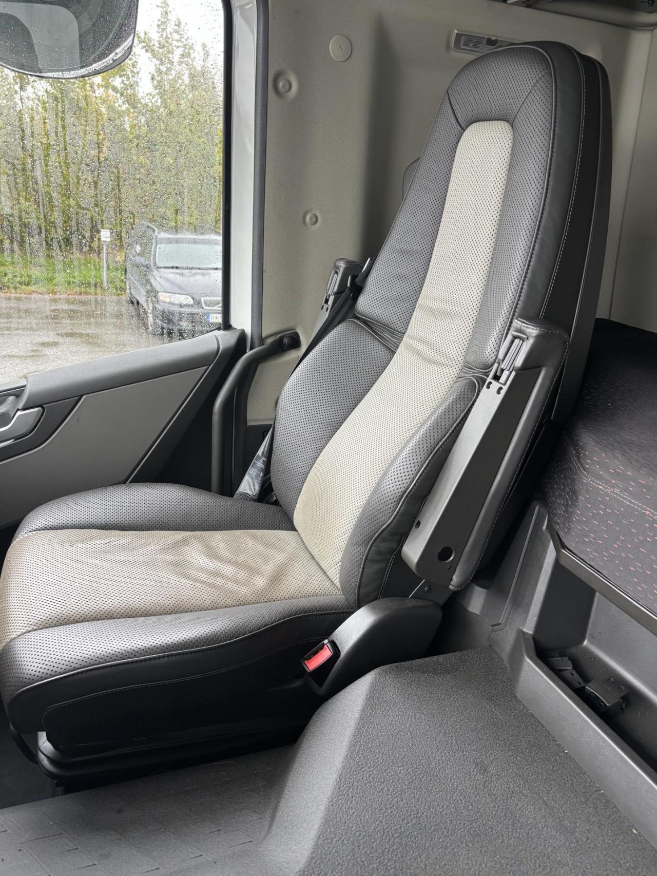 Volvo FME 6x2 flakbil med kran 2024 - Kran