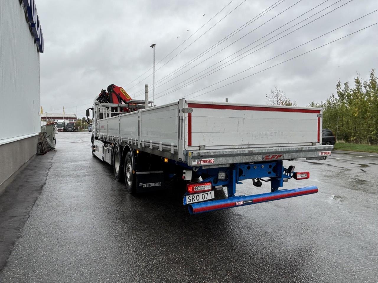 Volvo FME 6x2 flakbil med kran 2024 - Kran
