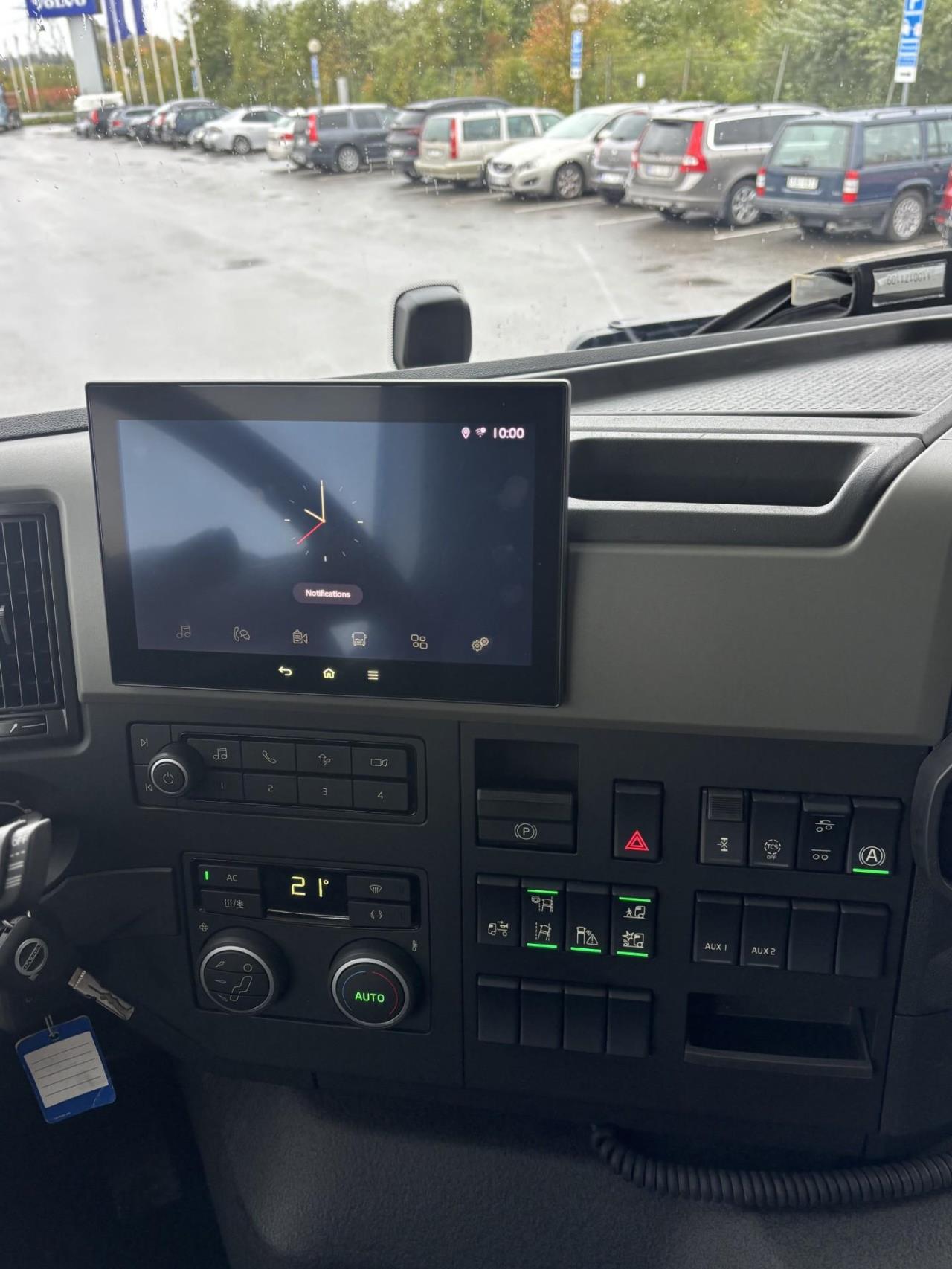 Volvo FME 6x2 flakbil med kran 2024 - Kran