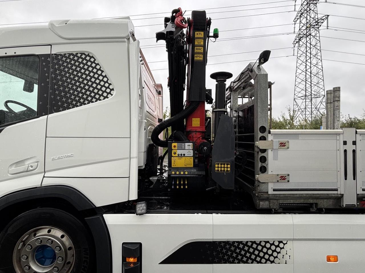 Volvo FME 6x2 flakbil med kran 2024 - Kran