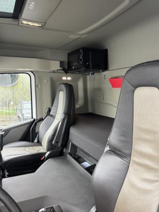 Volvo FME 6x2 flakbil med kran